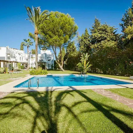 Tropical Getaway Townhouse In Nueva Andalucia Close To Los Naranjos Golf Holiday home *